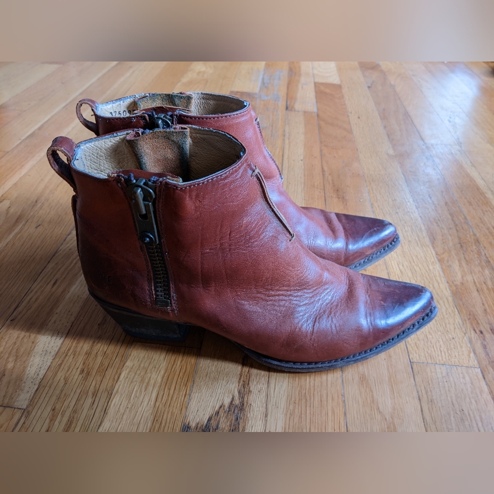 Frye Sasha Moto Shortie ankle boots in Cognac size 10